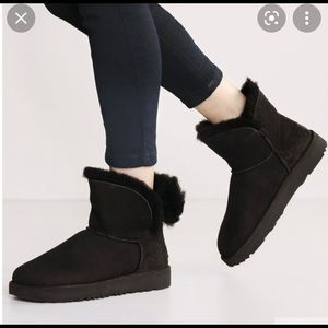Ugg classic cuff mini in black - size 7